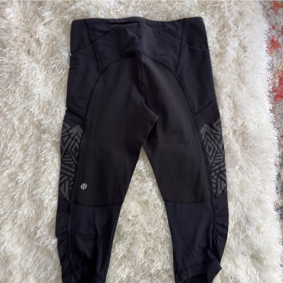 Lululemon black cropped tights leggings with reflective print size 6 - Picture 3 of 7